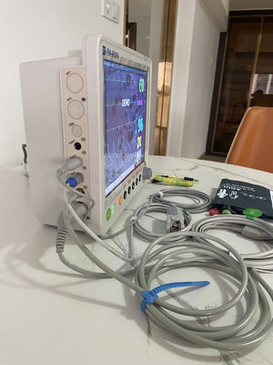 চিকিৎসা ব্যবহারের জন্য ১৬টি ভাষার সাথে ১২.১ ইঞ্চি ৫ প্যারামিটার বহনযোগ্য পেশেন্ট মনিটর