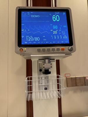 উচ্চতা সামঞ্জস্যযোগ্য মেটাল ওয়াল ব্র্যাকেট হাসপাতালের ওয়ার্ড রোগীর মনিটর মাউন্ট জন্য